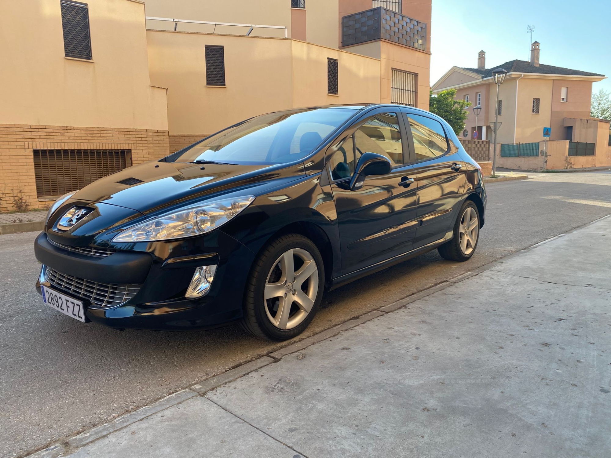 Peugeot 308 Active Pro 2.0 HDi 135 CV, vista principal