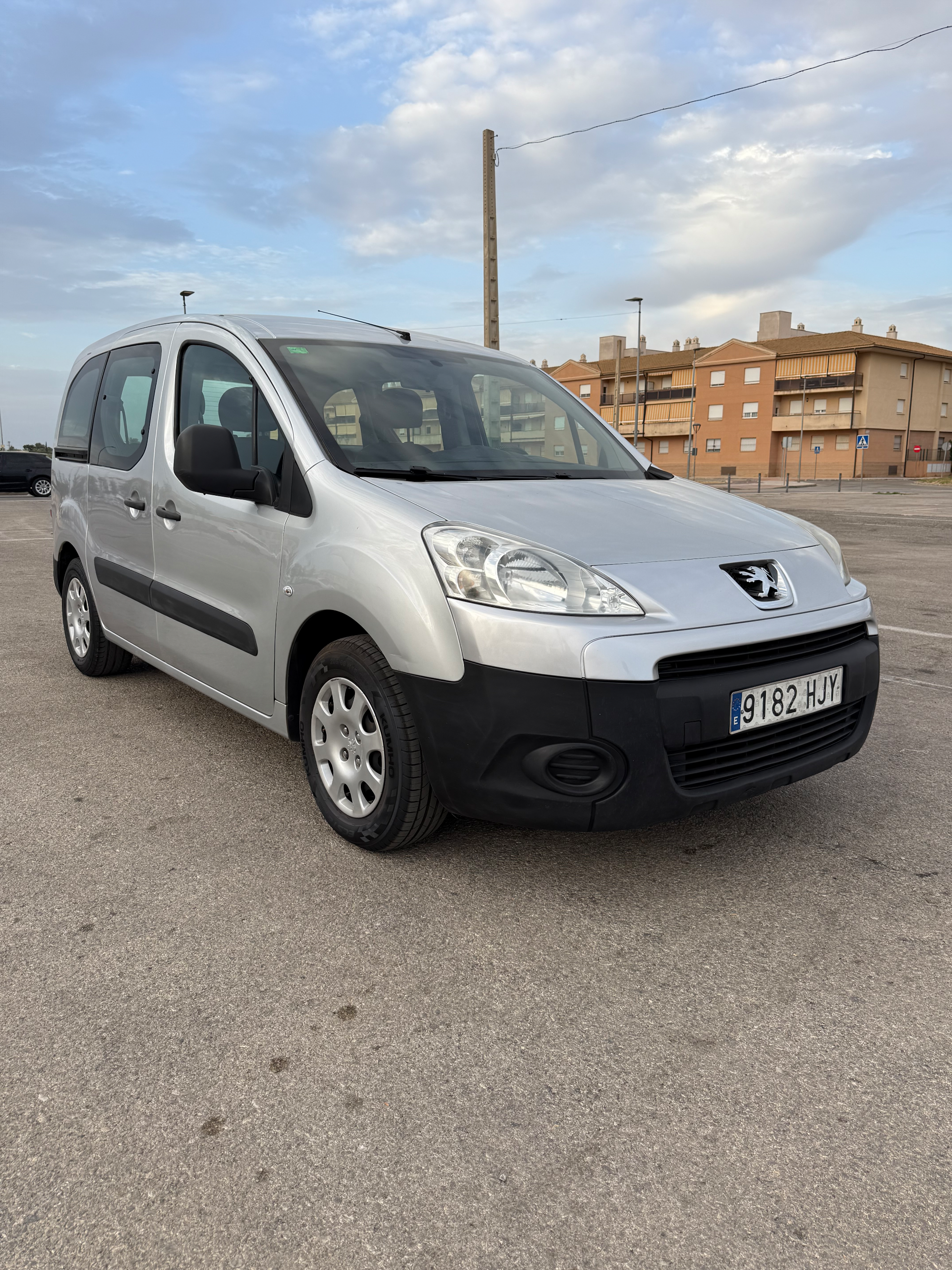 Peugeot Partner Access 1.6 HDi 92 CV, vista principal